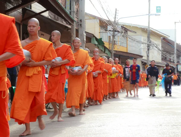 Budist Keşişler Sokaktaki Insanlar Faith Hope Festivalini Seviyorlar Tayland — Stok fotoğraf