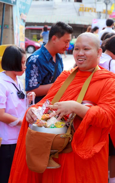 Boeddhistische Monniken Krijgt Voedsel Aanbieden Van Mensen Ochtend — Stockfoto