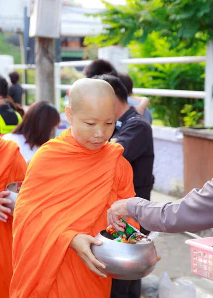 Les Moines Bouddhistes Reçoivent Une Offrande Nourriture Des Gens Matin — Photo