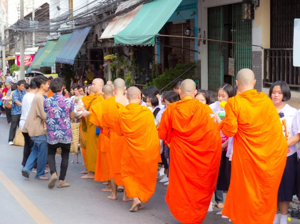 Los Monjes Budistas Gente Calle Esperan Festival Del Amor Tailandia —  Fotos de Stock