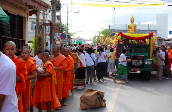 Βουδιστές Μοναχοί Και Άνθρωποι Στο Δρόμο Στην Πίστη Ελπίζουν Γιορτή — Φωτογραφία Αρχείου