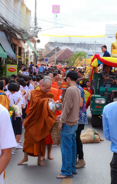 信仰の通りに仏教の僧侶や人々の愛の祭りを願っています — ストック写真