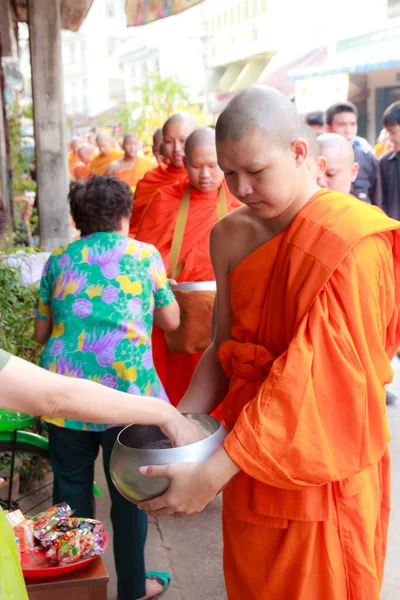 Los Monjes Budistas Gente Calle Esperan Festival Del Amor Tailandia — Foto de Stock