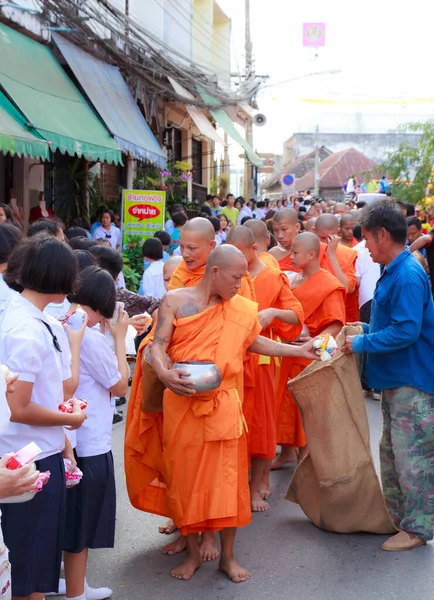 Буддийские Монахи Люди Улице Вере Надеюсь Праздник Любви Таиланд — стоковое фото