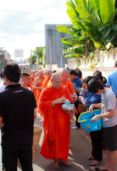 Budist Keşişler Sokaktaki Insanlar Faith Hope Festivalini Seviyorlar Tayland — Stok fotoğraf