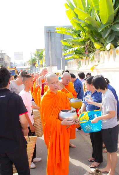 Βουδιστές Μοναχοί Και Άνθρωποι Στο Δρόμο Στην Πίστη Ελπίζουν Γιορτή — Φωτογραφία Αρχείου