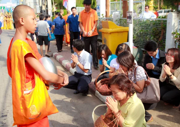 Буддийские Монахи Люди Улице Вере Надеюсь Праздник Любви Таиланд — стоковое фото