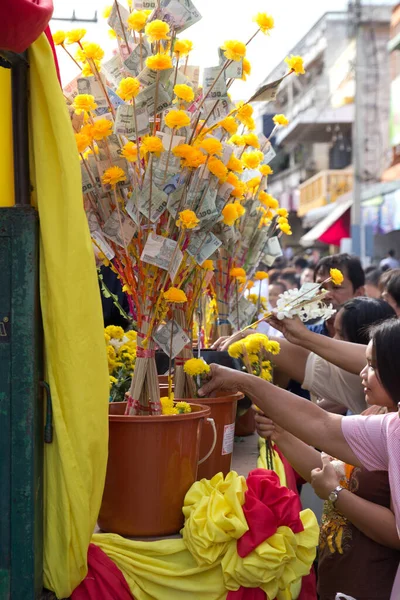 Los Monjes Budistas Reciben Ofrendas Comida Gente Por Mañana —  Fotos de Stock