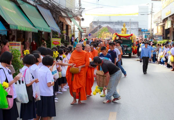 Monges Budistas Pessoas Rua Esperam Festival Amor Tailândia — Fotografia de Stock