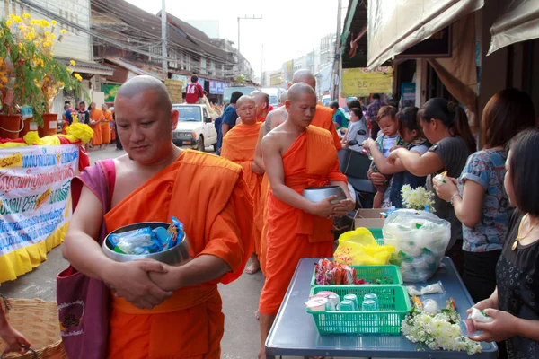 Buddistiska Munkar Och Folk Gatan Hoppas Kärleksfestivalen Thailand — Stockfoto
