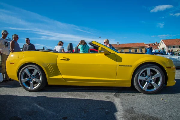 Автомобиль Желтый Черный Chevrolet Corvette — стоковое фото