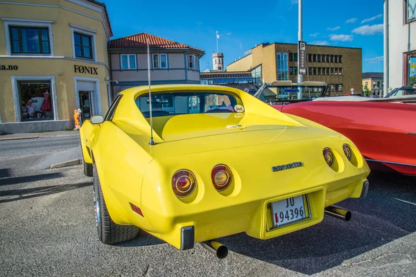 Coche Corbeta Chevrolet Amarillo —  Fotos de Stock