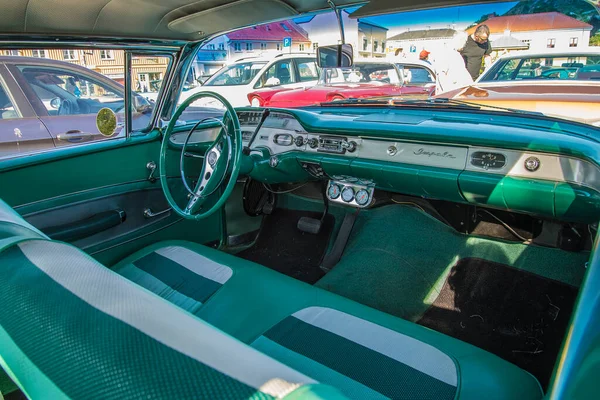 古典的なアメリカの車 シボレーのインパラ ダッシュボード — ストック写真