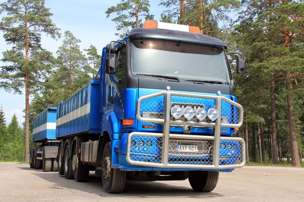 Sisu 18E630 Ciężarówka Przyczepa — Zdjęcie stockowe