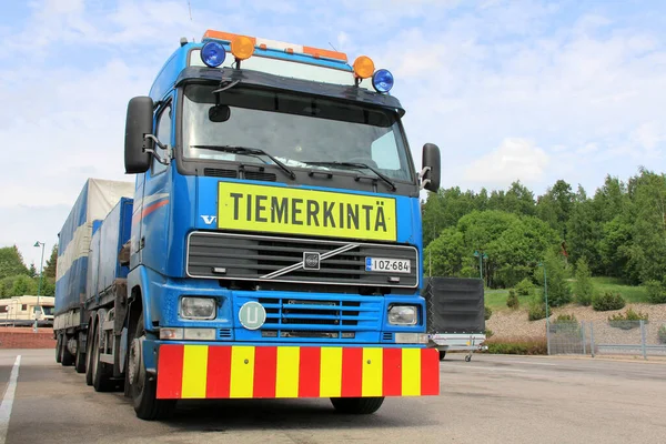 Ciężarówka Przyczepa Oznaczania Dróg Volvo — Zdjęcie stockowe