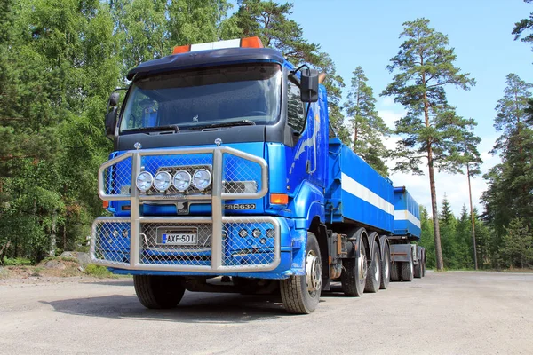 Niebieski Sisu 18E630 Ciężki Samochód Ciężarowy Przyczepa — Zdjęcie stockowe
