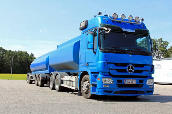 Niebieski Mercedes Benz Ciężarówka Przyczepa — Zdjęcie stockowe