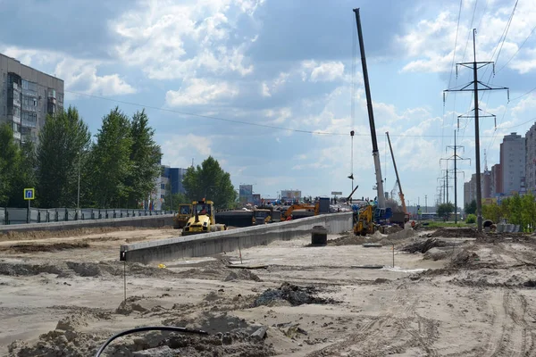 Construcción Del Nuevo Puente Sobre Calle Melnikayte Tyumen — Foto de Stock