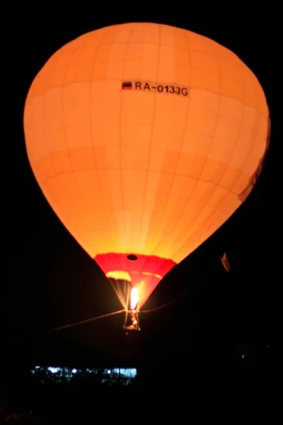 Καυτό Baloon Αέρα Προσγείωση Στη Λίμνη — Φωτογραφία Αρχείου