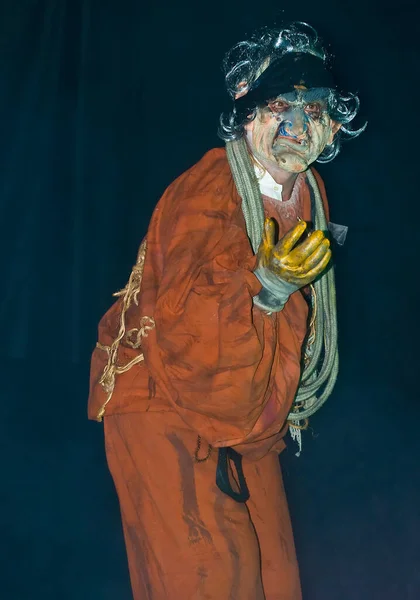 Akkoシアターフェスティバルで演技衣装やマスクのパフォーマーの男 イスラエル — ストック写真