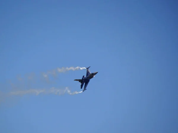 ベルギーの航空機F16は空にあり — ストック写真