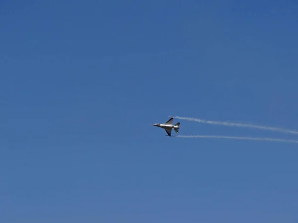 ベルギーの航空機F 16が空に — ストック写真