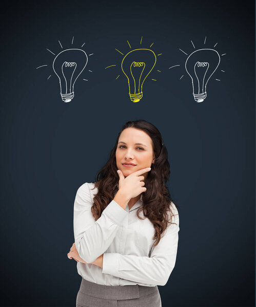 Женщина, стоящая под картиной луковиц
