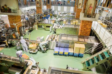 SAPPORO, JAPONYA 23 HAZİRAN Çikolata fabrikasında çalışıyor 