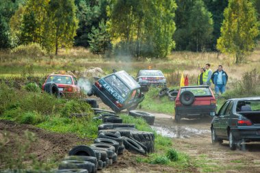 Yıkılmış araba off-road 'da yarışıyor.