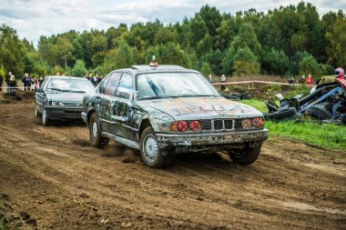 Yıkılmış araba off-road 'da yarışıyor.
