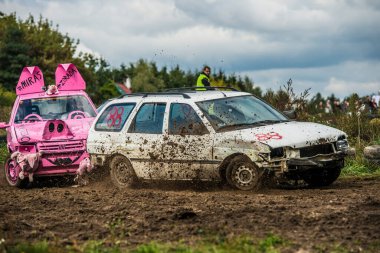 Yıkılmış araba off-road 'da yarışıyor.