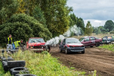 Yıkılmış araba off-road 'da yarışıyor.