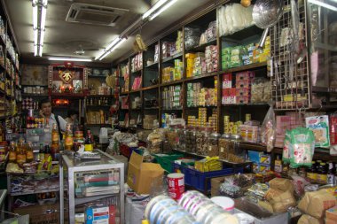 BANGKOK, THAILAND- 10.: Çin 'de tipik bir bakkal dükkanı