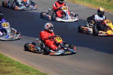 Eastern Creek, Avustralya - 29 Ekim 2013: Doğu Creek International Karting Raceway, Avustralya 'da Kart yarışı motorsporu. Kartlar saatte 140km hıza ulaşabilir. Kart ve 56 numaralı yarışçıya odaklan.