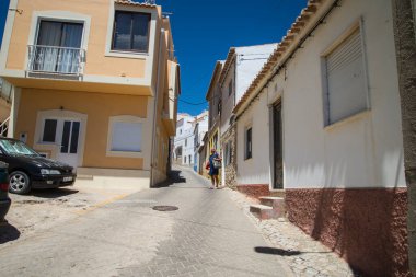 Burgau 'da dar sokaklar ve boyanmış beyaz evler.