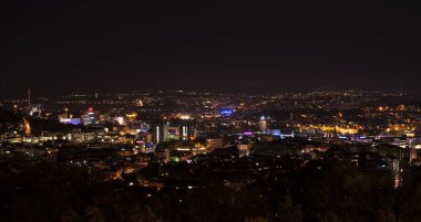 Gece ana istasyon ve yeni halk kütüphanesiyle Stuttgart Panoraması
