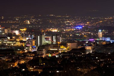Gece ana istasyonla Stuttgart Panoraması