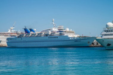 Mandraki Limanı 'nda yolcu gemisi