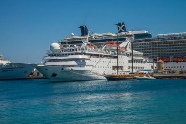 Mandraki Limanı 'nda yolcu gemisi