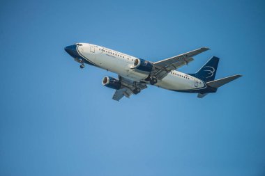 Mavi gökyüzünde uçan jet, uçak ve havaalanı teması