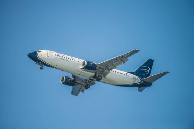 Mavi gökyüzünde uçan jet, uçak ve havaalanı teması