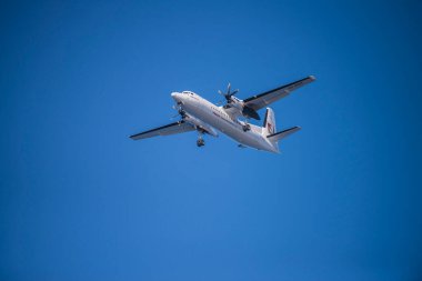 Mavi gökyüzünde uçan jet, uçak ve havaalanı teması