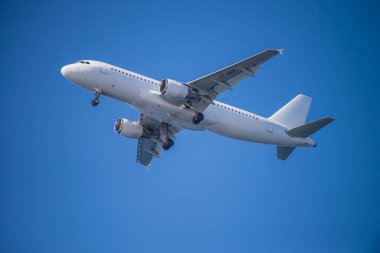 Mavi gökyüzünde uçan jet, uçak ve havaalanı teması