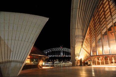 Sydney Opera Binası ve Liman Köprüsü gece aydınlandı