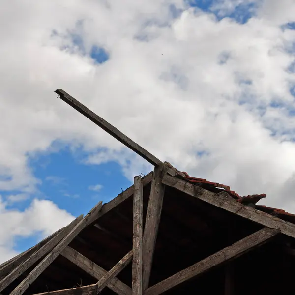 有屋顶和多云天空的木头房子 — 图库照片