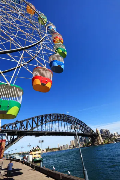 Ferrisホイールとシドニーハーバーブリッジ オーストラリア — ストック写真