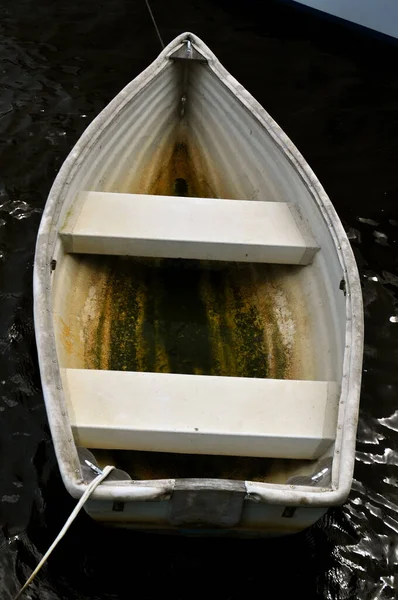 ハーバーの木製ロウボート — ストック写真