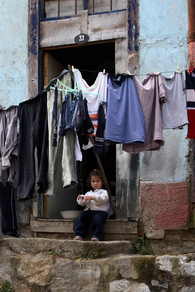 Junges Mädchen Sitzt Der Tür Des Einfamilienhauses Valparaiso — Stockfoto