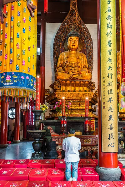 Man Praying Jade Buddha Temple Shanghai China — Stock Photo, Image