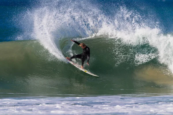 Genç Adam Gündüz Vakti Denizde Sörf Yapıyor — Stok fotoğraf